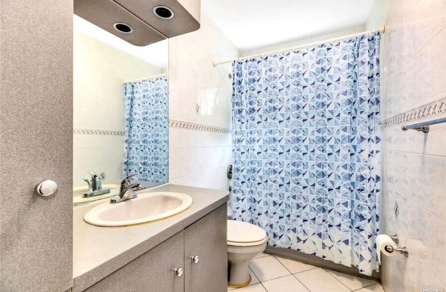 Building Photo - 370 Blue Point Rd