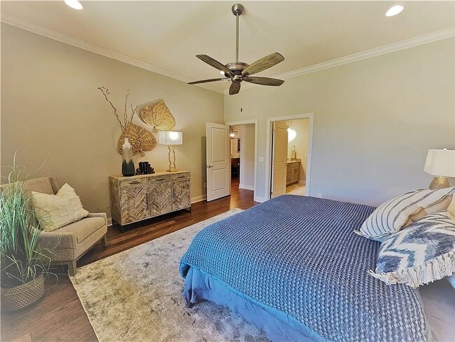 Building Photo - New 3 bed 2 bath Condo in Windsor Village!