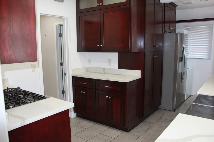 kitchen - 2334 S Garth Ave