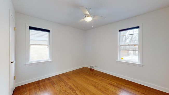 Building Photo - 3 bedroom in Chicago IL 60076