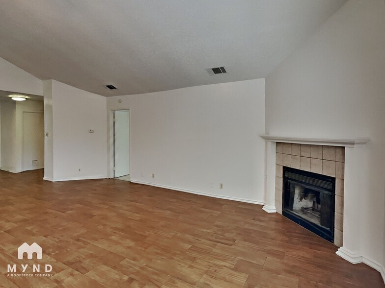 Building Photo - 1107 Peach Tree Cove