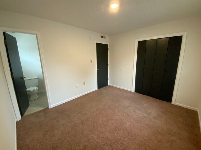 Building Photo - 3 Bedroom/1.5 bathroom Duplex