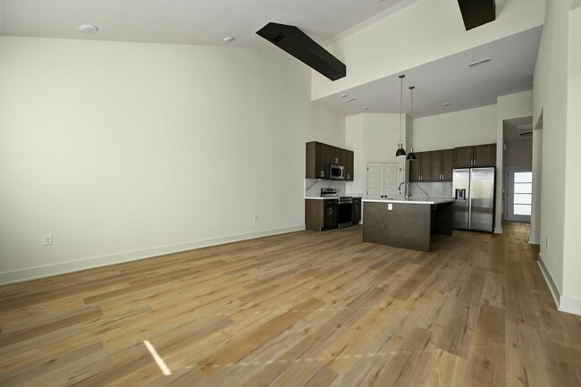 Building Photo - Stunning 2-bedroom, 2-bathroom Townhome In...