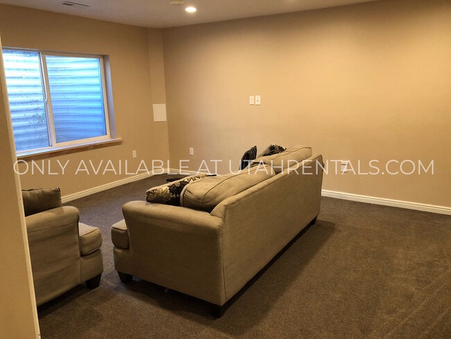 Building Photo - 466 S 400 W