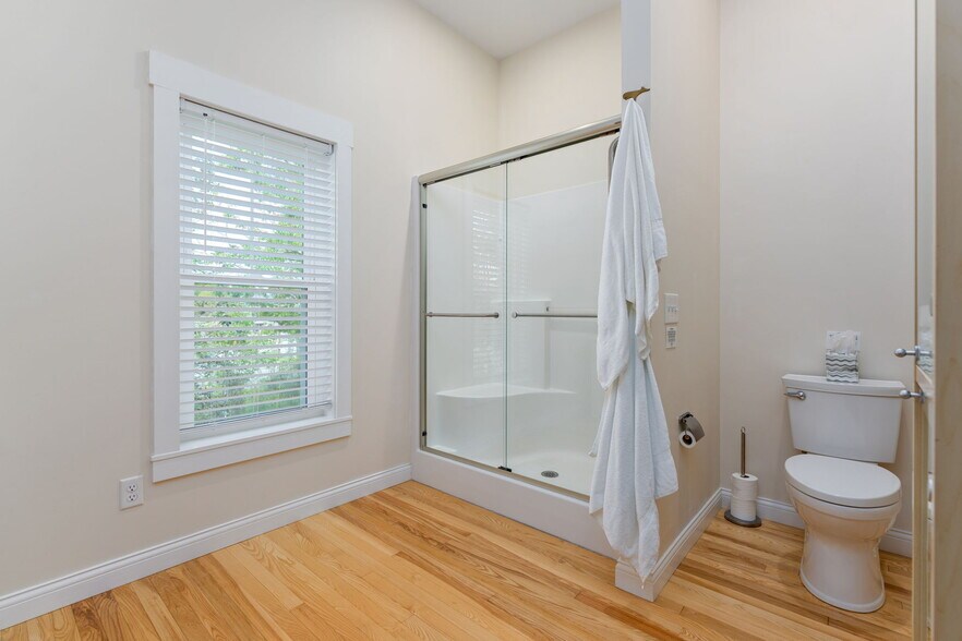 Building Photo - 211 Lewis Dr