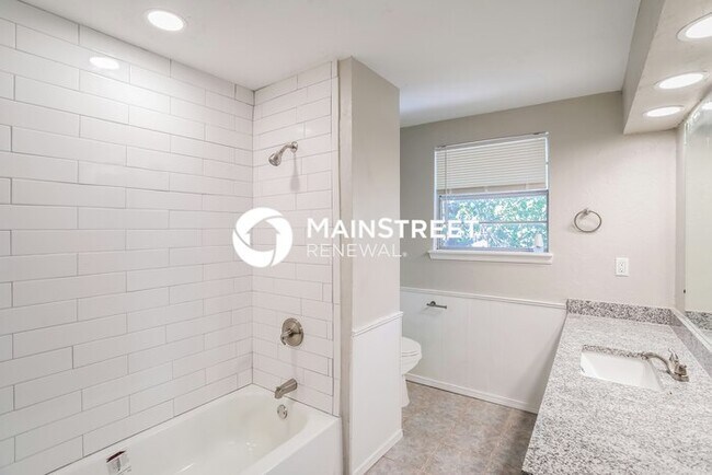 Building Photo - 3 Bedroom Pet-Friendly Home in Edmond, OK with Main Street Renewal