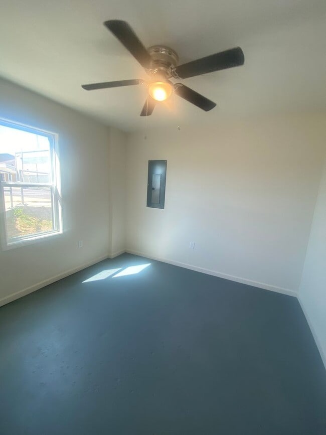 Primary Photo - Remodeled 2bed/1bath near Industrial Park!