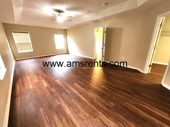 Building Photo - Delightful 3 bedroom 2.5 bath House