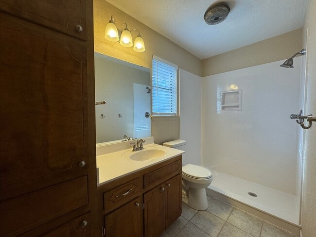 Building Photo - 2212 Phyllis Dr