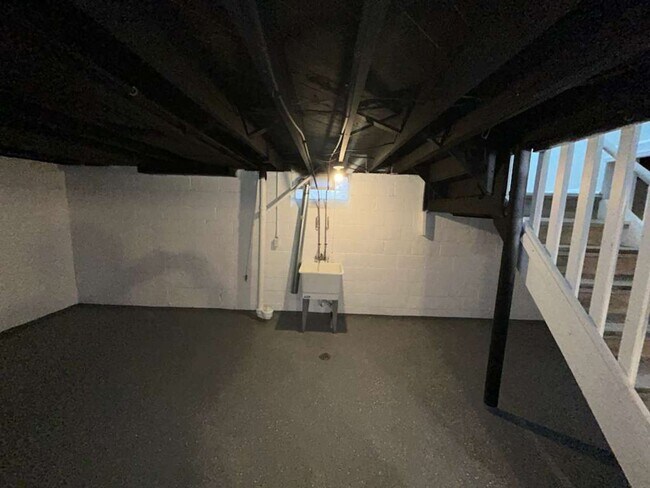 Building Photo - Charming 3 Bedroom Bungalow