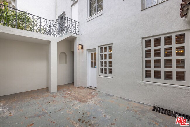 Building Photo - 8499 Fountain Ave