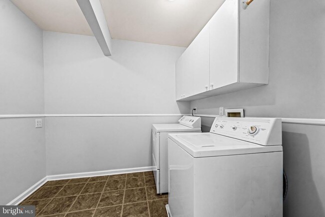 Building Photo - 706 Oswego Ct