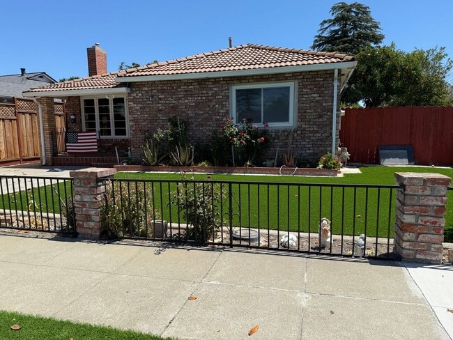 Building Photo - SINGLE STORY DOLL HOUSE ON CORNER LOT...3 ...