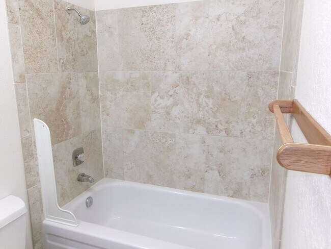 Building Photo - Well maintained 2 bedroom, 1 bath condo