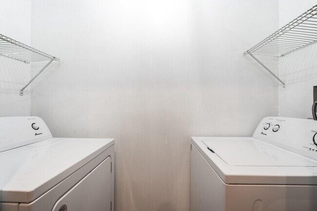 Building Photo - 927 N E St