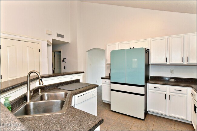 Building Photo - 10937 Northview Dr