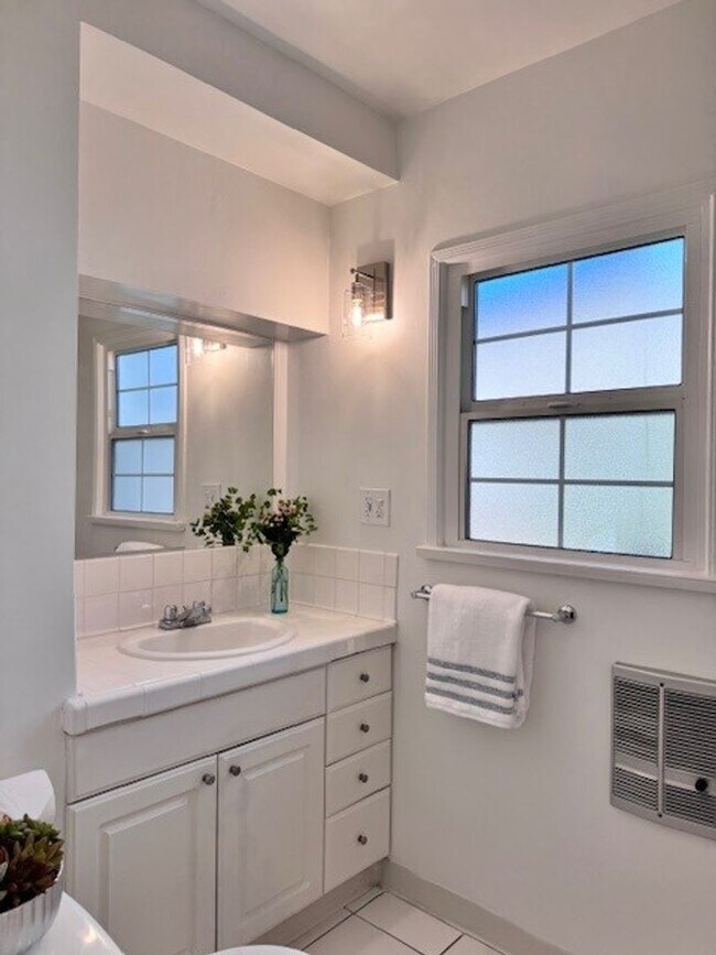 Building Photo - One bedroom, one bath in La Crescenta