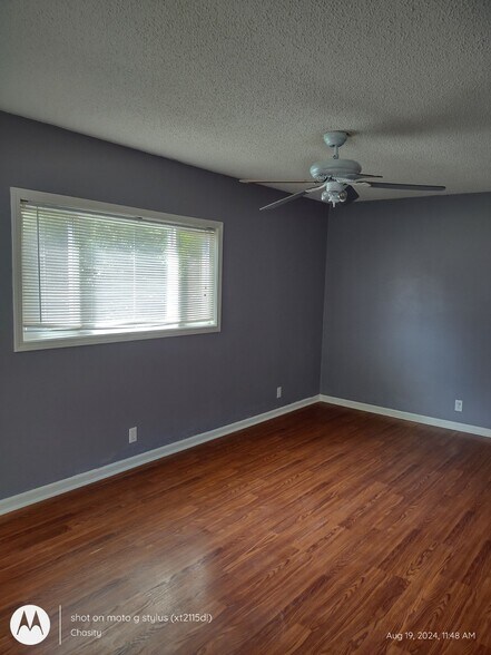 Building Photo - 802 W Oak Ave