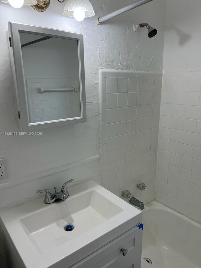 Building Photo - 1707 NW 14th Ct