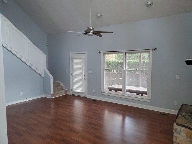 Building Photo - Beautiful contemporary home with high ceil...