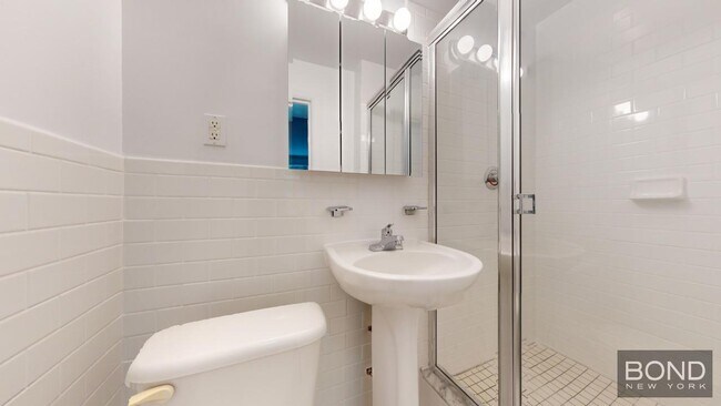 Building Photo - 39 E 65th St