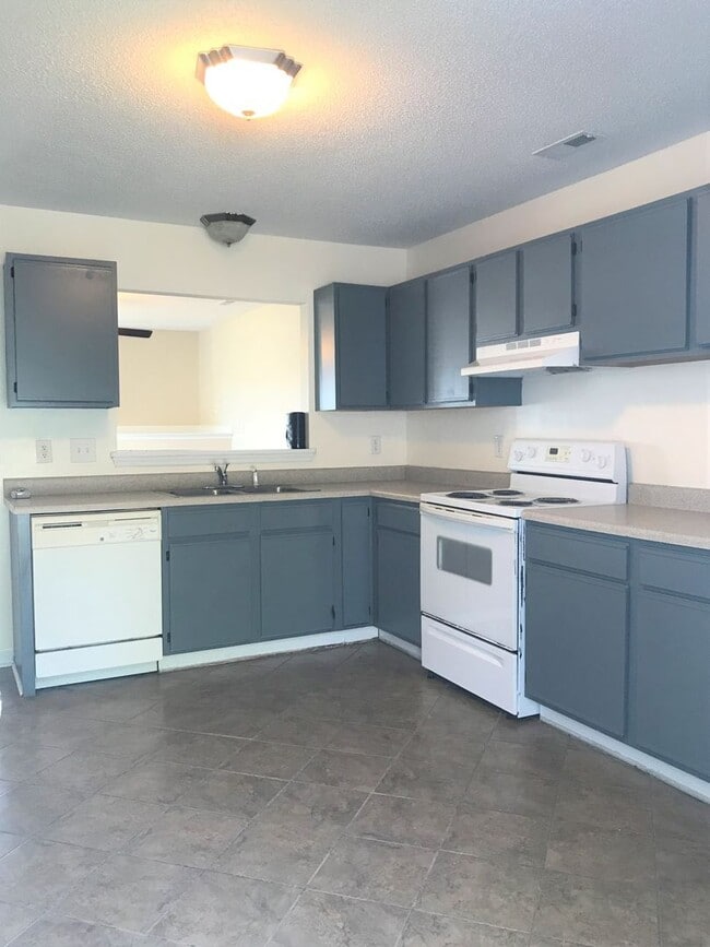Building Photo - Well Maintained 2 Bedroom 2.5 Bathroom Townhome