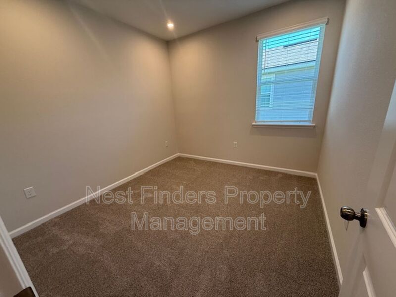 Building Photo - 299 Spruce Hl Pt