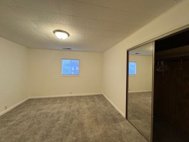 Building Photo - Spacious 3 bedroom, laundry, covered patio