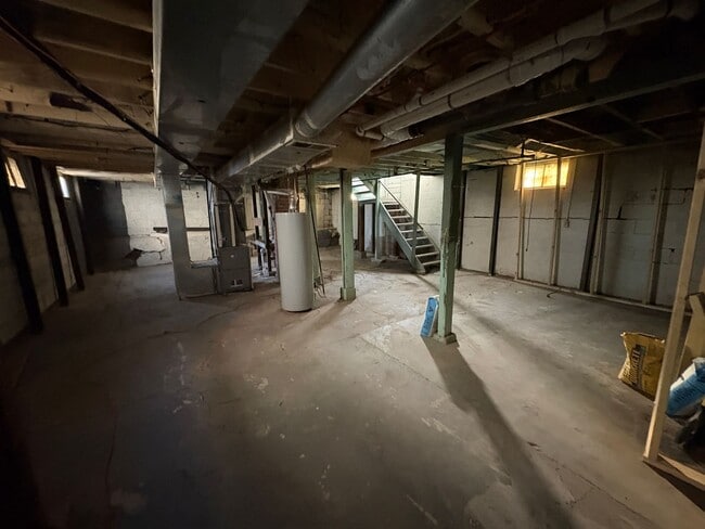 Building Photo - Spacious Home with Huge Backyard, Laundry included