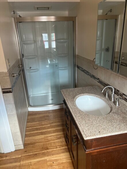 Building Photo - 2206 Sarah St