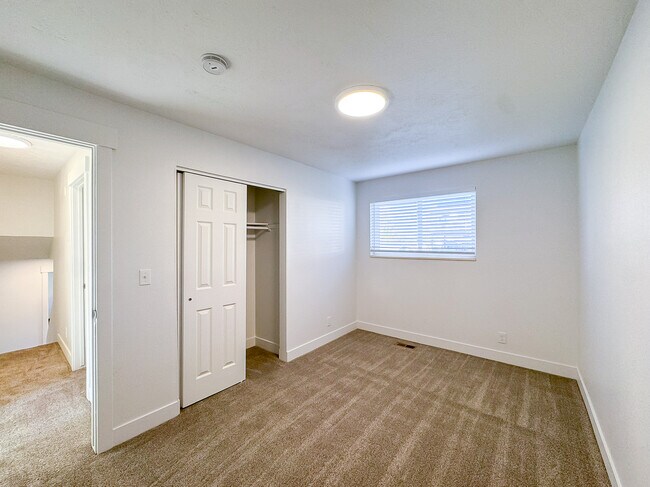 Building Photo - 1340 E Navajo Dr