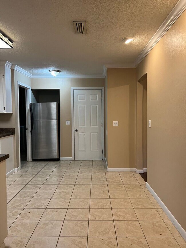 Building Photo - 3 br, 2 bath House - 201 Colonial Dr