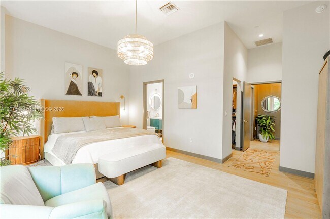 Building Photo - 2678 Tigertail Ave