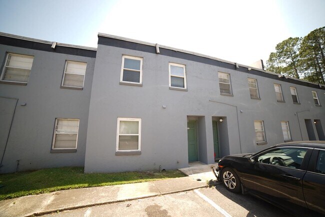 Primary Photo - 2325 W Pensacola St