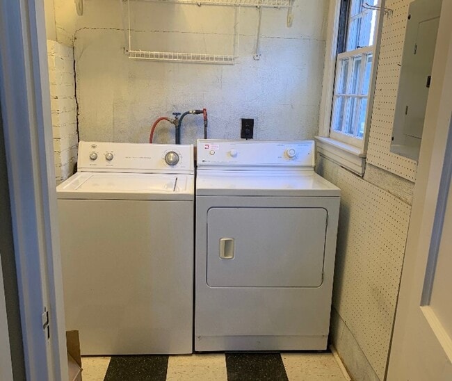 Building Photo - Charming three-bedroom in Irving Park area