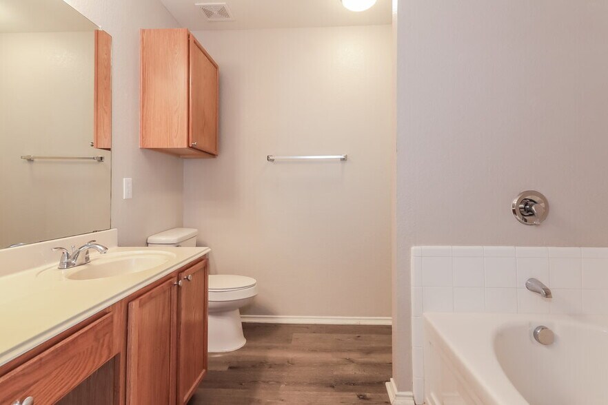 Building Photo - 1410 Post Oak Trail