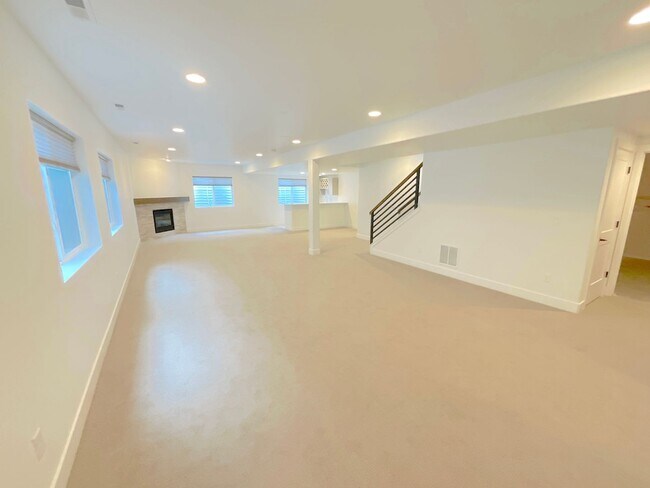 Building Photo - 5 Bedroom Home Available Near Baptist Rd &...