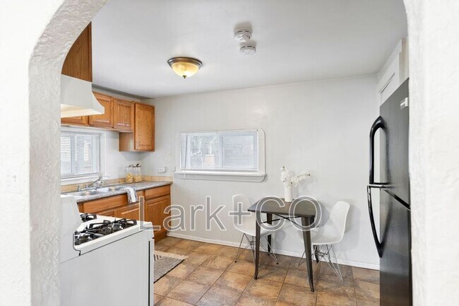 Building Photo - 579 S Osceola St