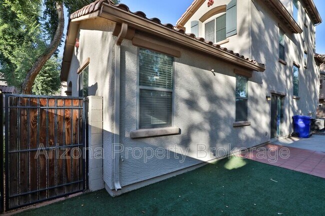 Building Photo - 3879 E Santa Fe Ln