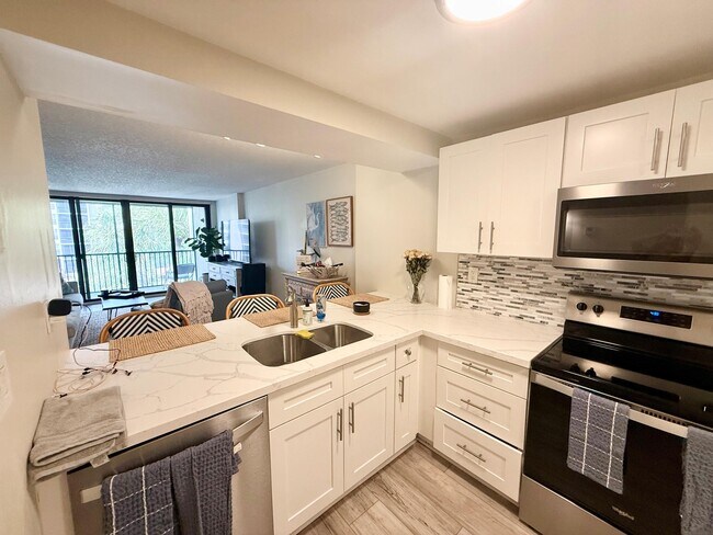 Building Photo - 11 Royal Palm Way
