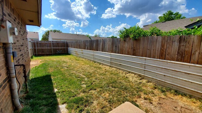 Building Photo - (2) Bed/(2) Bath Duplex Avail NOW! Small Pet Negotiable!