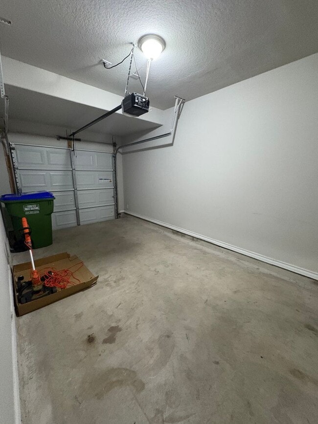 Building Photo - Beautiful town home located on the Northea...