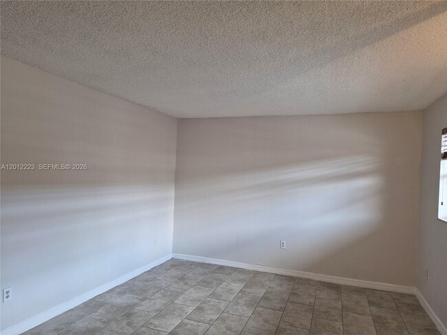 Building Photo - 6528 SW 41st Ct