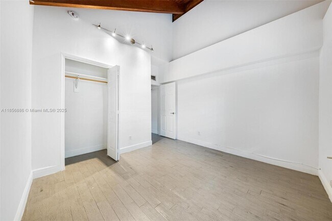 Building Photo - 1050 NE 129th St