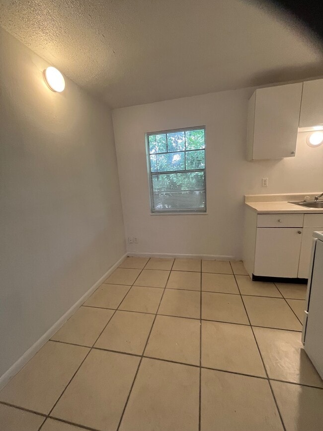 Building Photo - 1227 NE 5th Ter