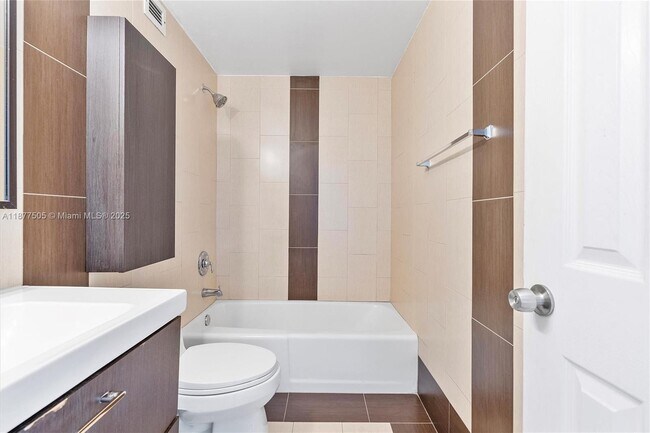 Building Photo - 400 Kings Point Dr