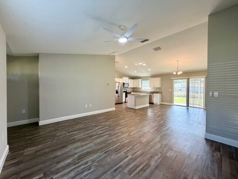 Building Photo - 5 Spring Lake Ln