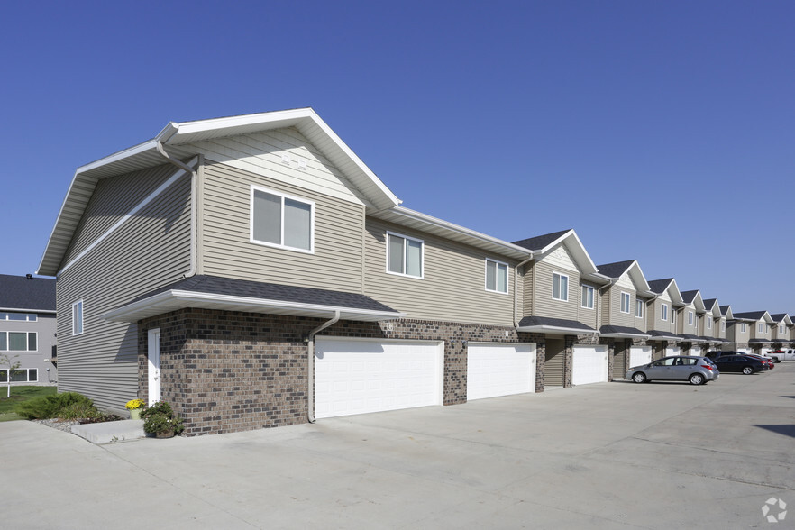 Building Photo - Town Square Townhomes