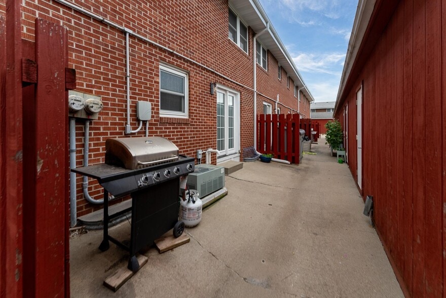 Building Photo - 1304 E Sylvan Cir