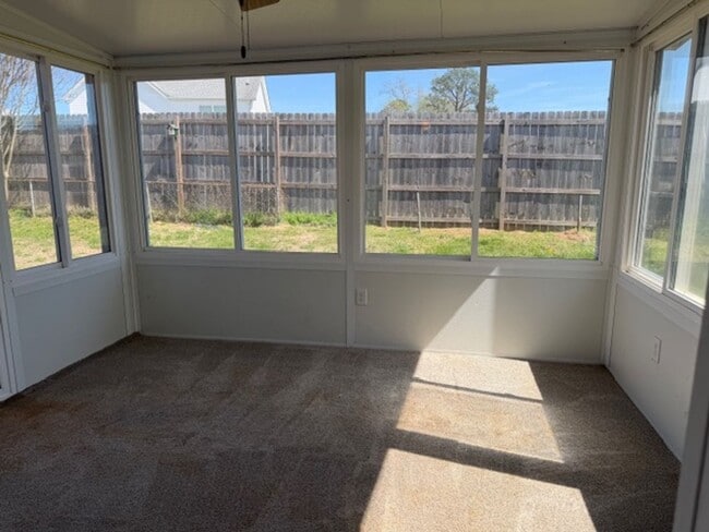 Building Photo - Seymour 37865 - One-level brick home with 3 bedrooms, 2 baths & bonus room - Call Linda Meese (86...